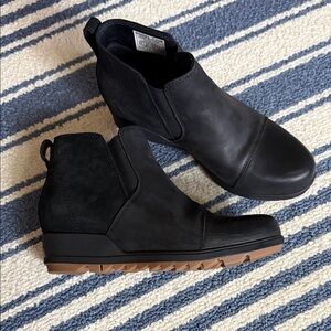 Sorel Evie Black Ankle Boots Waterproof size 8.5 with Brown Sole